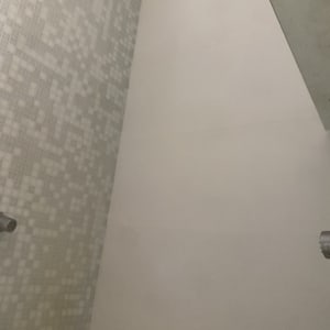 ריצוף פסיפס וחיפוי קירות באזור המקלחון בחדר רחצה