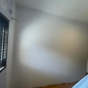 קיר גבס חלק עם אור טבעי מהחלון