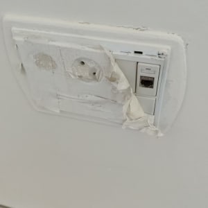 שקע רשת CAT6A בקיר עם טיח מתקלף