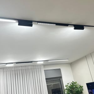 תאורת תקרה מודרנית עם פסי לד בחדר מגורים