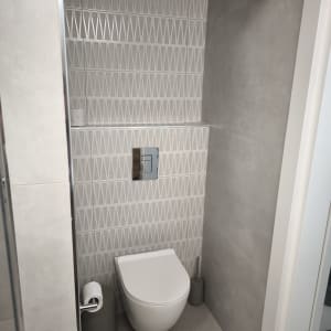 שירותים מודרניים עם אריחים אפורים ועיצוב נקי