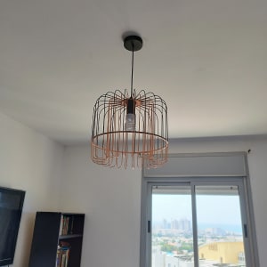 מנורת תקרה עם חוט חשמל תלוי מהתקרה