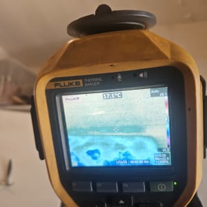 מצלמה תרמית מציגה תמונה עם טמפרטורה 17.1°C