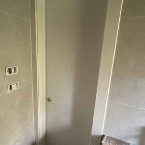 דלת לבנה עם מסגרת בחדר