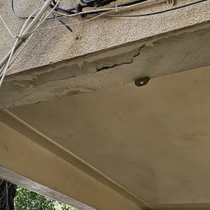 חוטי חשמל וקופסת חיבורים על קיר חיצוני