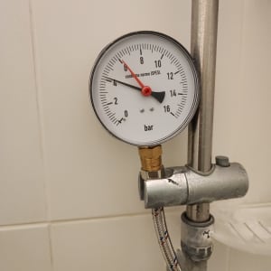 מד לחץ מים מחובר לצינור מתכת