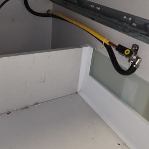 חיבורי גז וצינורות בתוך ארון