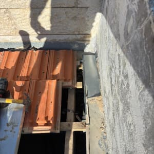 גג עם רעפים כתומים, פטיש וכלי עבודה