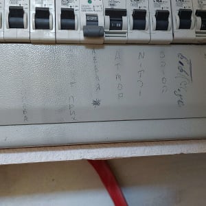 לוח חשמל עם מפסקים שונים וחוט אדום