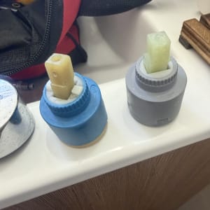 שני חלקים של ברז על כיור עם תיק כלים