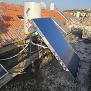 מערכת דודי שמש על גג רעפים עם קולטים