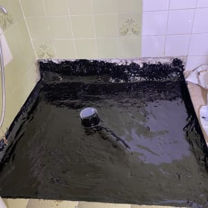 איטום רצפת מקלחת עם חומר שחור