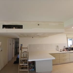 עבודות גבס במטבח עם סולם וכלים