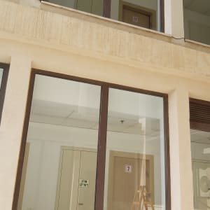 סולם עץ ודלי צהוב לניקוי חלונות