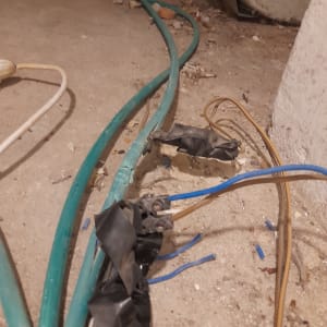 חוטי חשמל חשופים עם סרט בידוד שחור