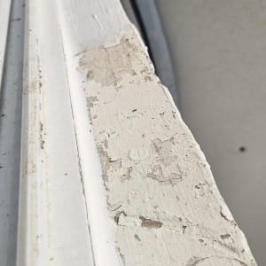 חלון עם צבע מתקלף ואיטום בלוי