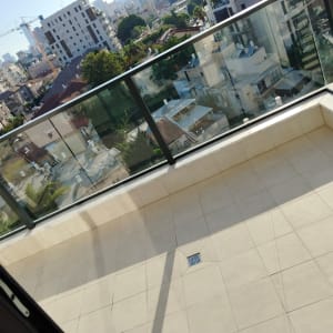 מרפסת נקייה עם נוף עירוני ובניינים