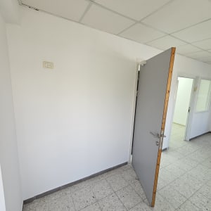 קיר צבוע ולבן עם דלת פתוחה בחדר