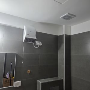 מאוורר ומראה בחדר אמבטיה