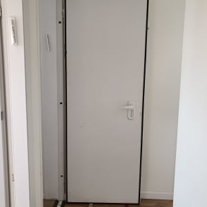 דלת לבנה עם ידית ומנעול