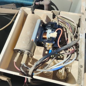 חלקים פנימיים של מזגן עם חוטי חשמל