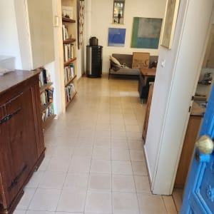 מסדרון עם רצפת אריחים, מדפים וספה