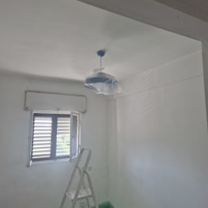 סולם וחוטי חשמל בחדר עם מנורה חדשה