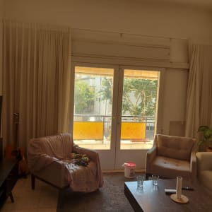 שני כוסות זכוכית על שולחן בסלון מואר.