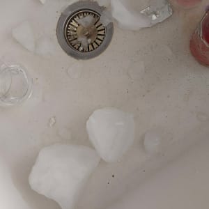 קרח בכיור עם כוסות, קשור לתחום הקירור