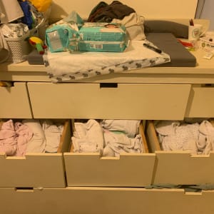 שידת מגירות עם בגדים ומוצרי תינוקות