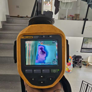 מצלמה תרמית מציגה תמונה של אזור בבית