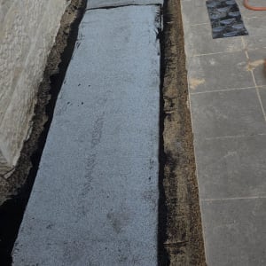 יריעות איטום מונחות על שביל חיצוני