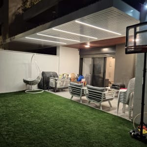 פרגולה מאלומיניום עם תאורה מובנית בחצר