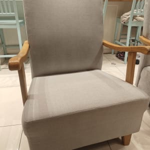 כיסא מרופד עם ידיות עץ במטבח ביתי