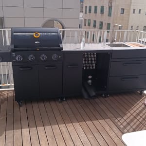 גריל גז ומטבח חוץ על מרפסת עץ