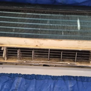 יחידת מיזוג אוויר מלוכלכת עם סוללה חשופה