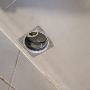 פתח ניקוז ברצפת אריחים