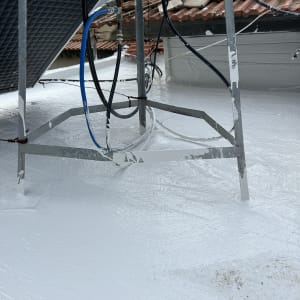 גג אטום בצבע לבן עם צינורות ומתקן מתכת