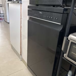 מדיח כלים שחור במטבח עם ארונות ומכשירים נוספים