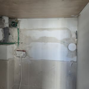 שקע חשמל ותשתית קיר חשופה