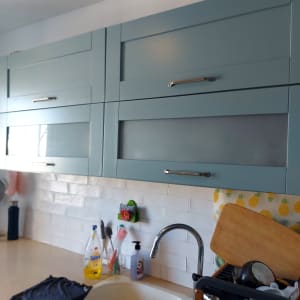 בקבוקי זכוכית ליד הכיור במטבח