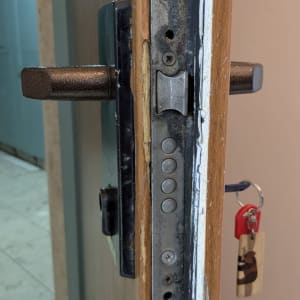 מנעול דלת עם מפתח תלוי