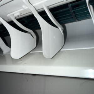 תריסי מזגן לבנים עם חלקים פנימיים גלויים