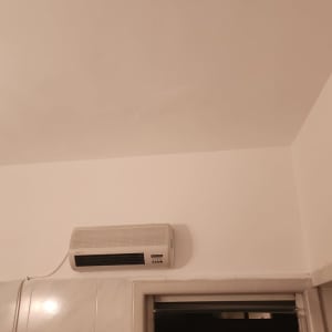 תקרה צבועה עם מזגן על הקיר