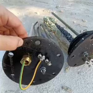 חוטי חשמל מחוברים לחלקים חשמליים על הרצפה