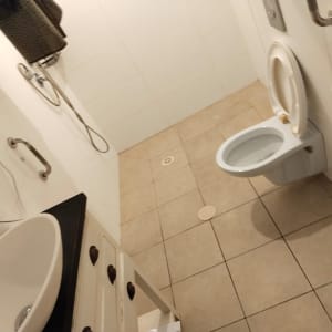חדר אמבטיה עם שירותים וכיור נקיים