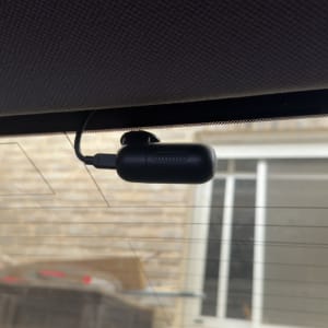 מצלמת רכב מותקנת על שמשת רכב