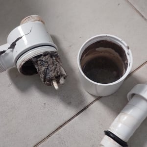 חלקי צנרת מפורקים עם לכלוך על רצפה