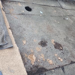 גג עם סימני איטום ונזקים