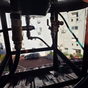 צנרת ומחברים של מערכת סולארית על גג